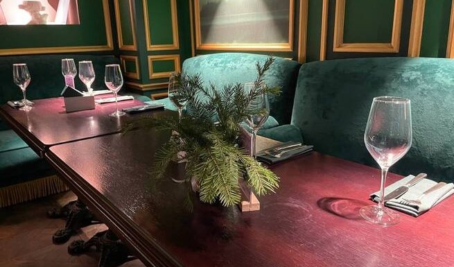 Столики с фужером в ресторане L'ECLAT – интерьерные экскурсии от 3650 рублей