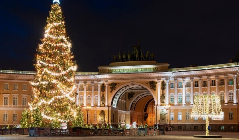 Дворцовая площадь – сборные туры в Санкт-Петербург от 33300 рублейСборный тур для взрослых на Новый год в малой группе (от 7 до 15 чел.) – сборные туры в Санкт-Петербург от 33300 рублей