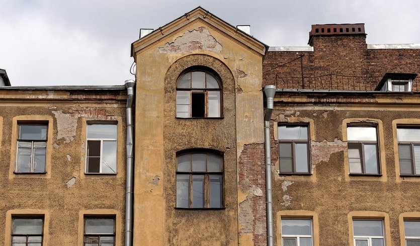 Фрагмент фасада старого здания – интерьерные экскурсии от 1750 рублей