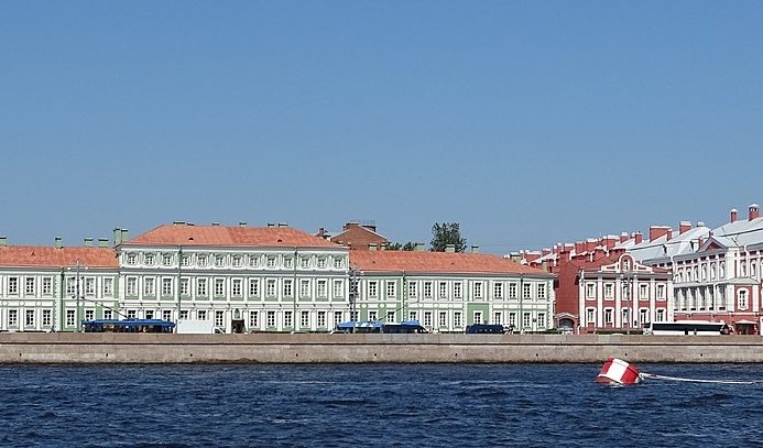 Здание Санкт-Петербургского университета – автобусные экскурсии от 1800 рублей