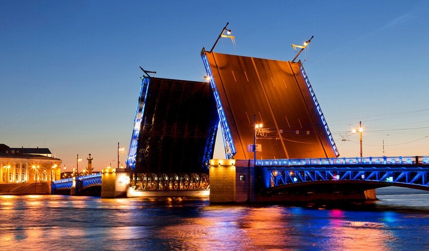 Белые ночи в Санкт-Петербурге, развод Дворцового моста – водные экскурсии по рекам и каналам