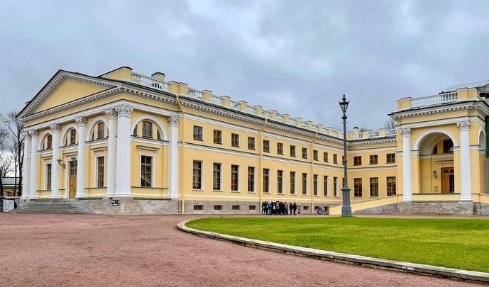 Александровский дворец царское село экскурсии. Александровский дворец в пушкине. александровский дворец сирень. александрийский дворец в крыму. александровский дворец подвал.