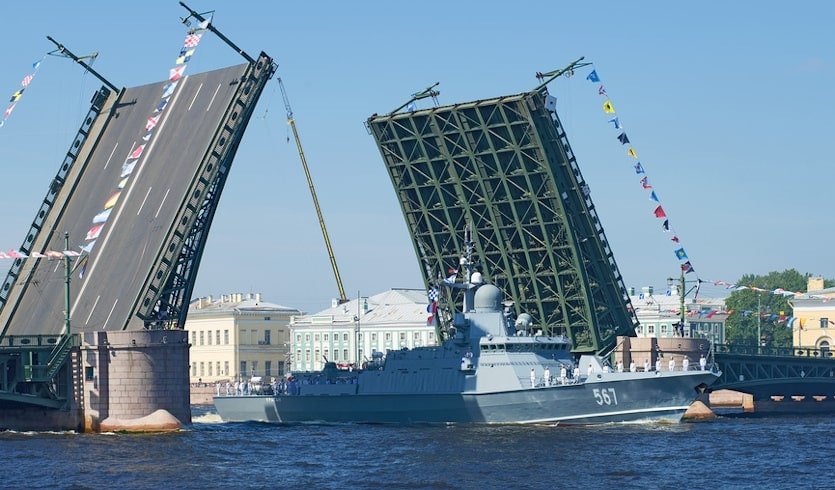 Парад военных кораблей — прогулка на катере — фото № 3 — Фотобанк Лори / Виктор Карасев Парад военных кораблей — прогулка на катере — Индивидуальные (VIP) экскурсии и туры в Санкт-Петербурге