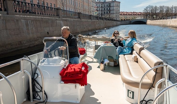 Девушки на катере – аренда катера в СПб от 6500 рублей