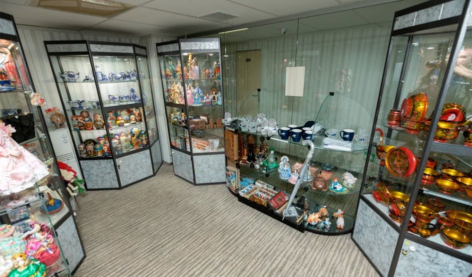 Сувенирный киоск на главной палубе Сувенирный киоск на главной палубе