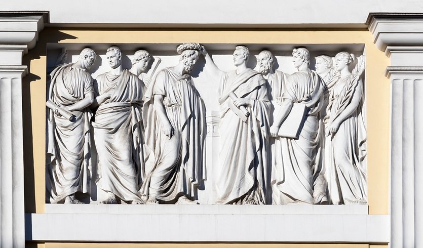 Горельеф на фасаде этнографического музея – интерьерные экскурсии от 1400 рублей