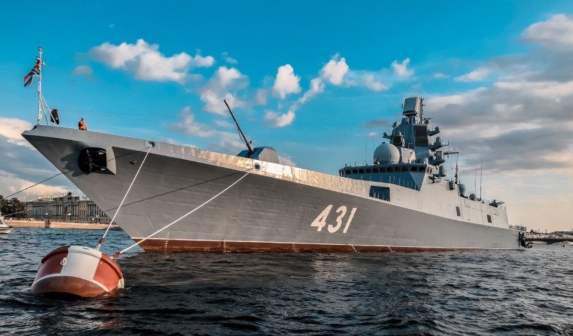 Военные суда в акватории Невы – водные экскурсии по рекам и каналам