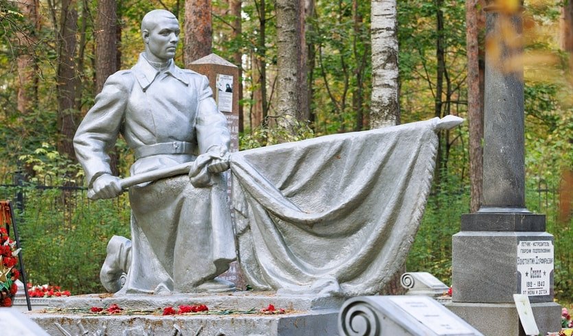 Памятник «Воин со знаменем» – пешеходные экскурсии от 1100 рублей