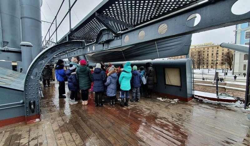 Дети слушают гида – сборные экскурсии для школьников в Санкт-Петербурге от 1250 рублей