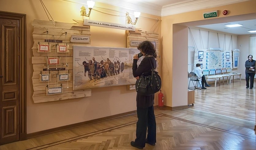 Люди рассматривают экспозицию – экскурсии для школьников от 650 рублей