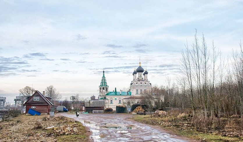 От Копорья до Ивангорода. Замки и творцы — фото № 5 — Фотобанк Лори / Румянцева Наталия  От Копорья до Ивангорода. Замки и творцы — Автобусные загородные
