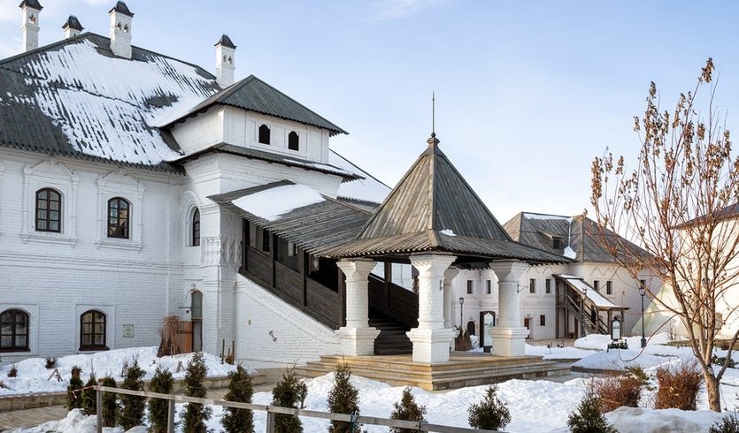 Архиерейский корпус Успенского монастыря – туры в Казань