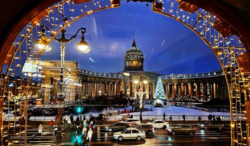 Вид из окна Дома Зингера на Казанский собор – сборные туры в Санкт-Петербург от 34100 рублей