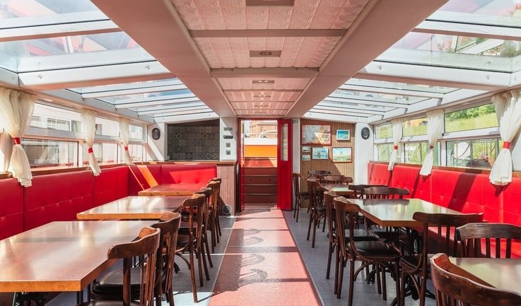 Основной зал – аренда теплохода в СПб от 9000 рублей