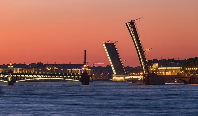 Вид на разведенный Литейный мост – водные обзорные от 1500 рублей