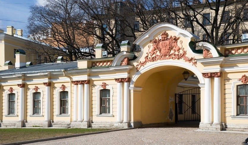 Фонтанный дом. История. Революция. Возрождение – дворцы и особняки