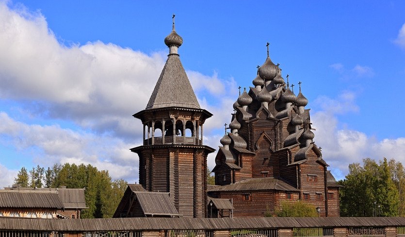 Богословка ул солнечная. Парковый комплекс усадьба Богословка. Церковь Покрова Пресвятой Богородицы Богословка. Древнерусское зодчество усадьба Богословка. Богословка Санкт-Петербург экскурсии.