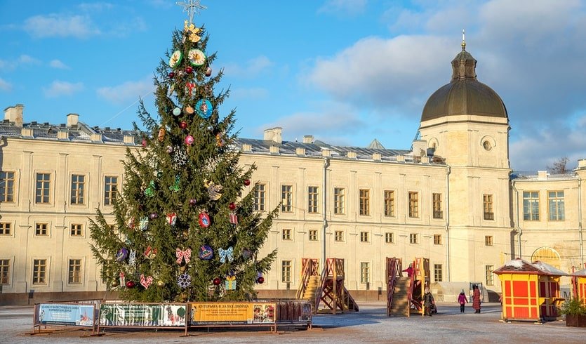 Новогодняя елка перед Гатчинским дворцом – сборные туры в Санкт-Петербург от 22470 рублей
