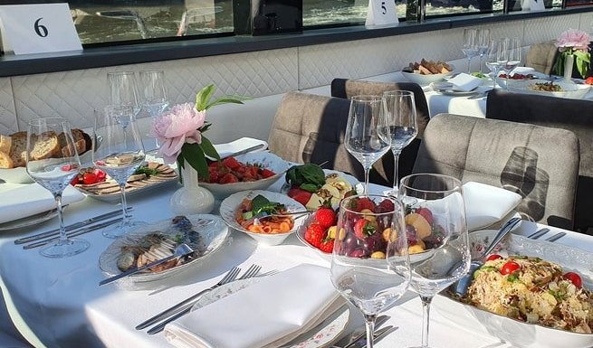 Накрытый стол – аренда теплохода в СПб от 19000 рублей