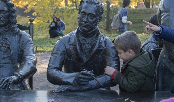 Возле скульптуры – квесты для школьников от 550 рублей