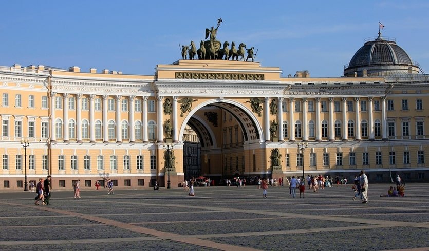Дворцовая площадь – сборные туры в Санкт-Петербург от 19140 рублей