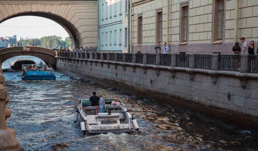 Зимняя канавка – водные экскурсии по рекам и каналам от 900 рублей Зимняя канавка – водные экскурсии по рекам и каналам от 900 рублей