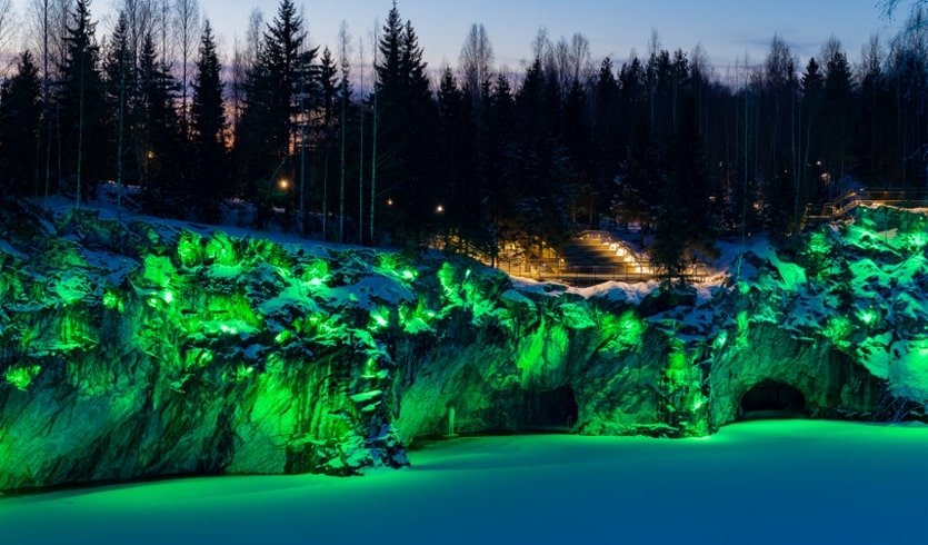 Парк «Рускеала» вечером  – новогодние туры в Карелию от 32400 рублей