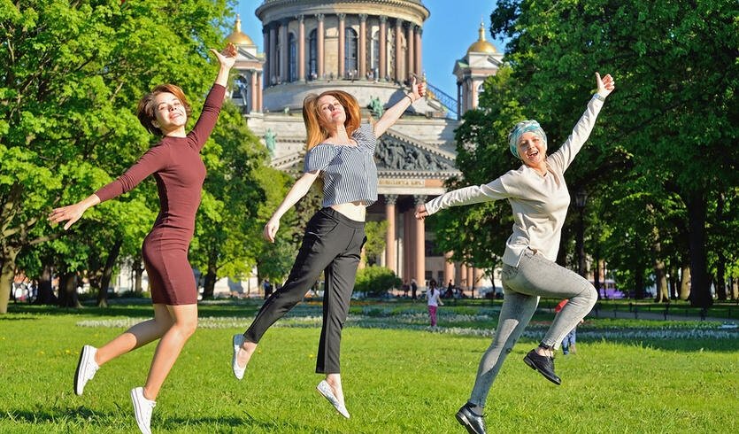 Три девушки на фоне Исаакиевского собора – выпускные вечера для 11 класса от 9300 рублей