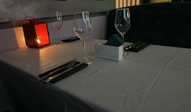 Столики с фужером в ресторане L'ECLAT – интерьерные экскурсии от 3650 рублей