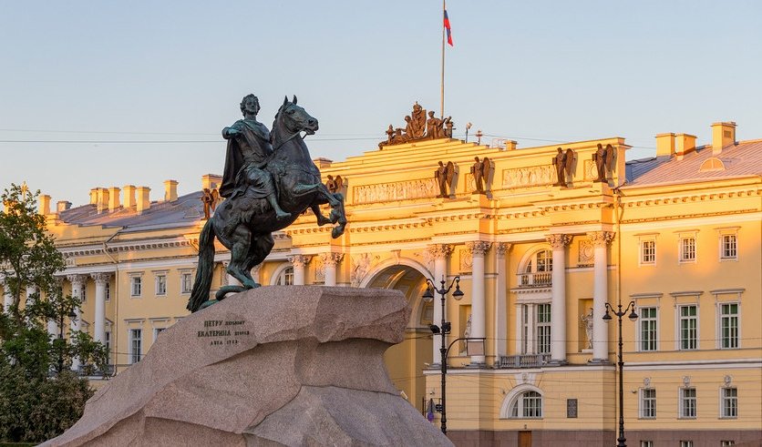 Обзорная экскурсия с Петровской Акваторией — фото № 2 — Фотобанк Лори / Игорь Литвяк Обзорная экскурсия с Петровской Акваторией — автобусная экскурсия
