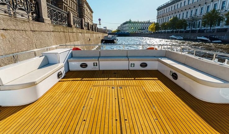 Верхняя палуба – аренда теплохода в СПб от 19000 рублей