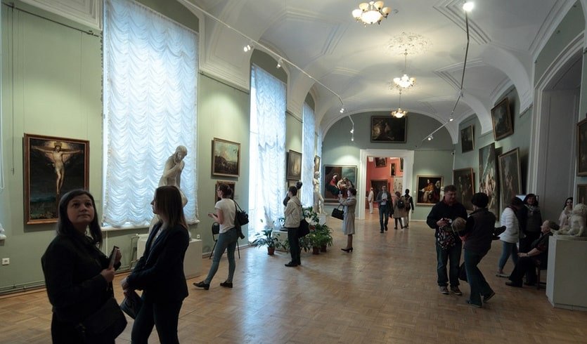 Посетители в зале с картинами – интерьерные экскурсии