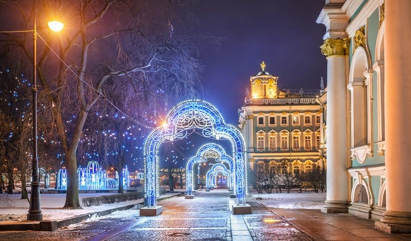 Новогодние огни с бокалом шампанского и подарками — автобусная экскурсия от 1300 руб.