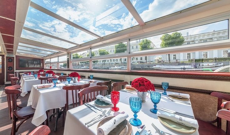 Столики с сервизом – аренда теплохода в СПб от 13000 рублей