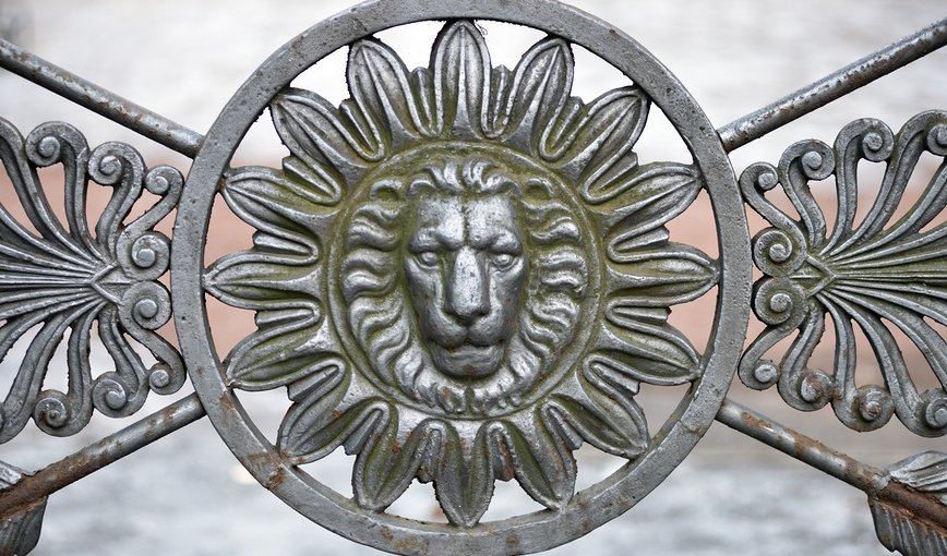 Фрагмент ограды Аничкова дворца. Петербург – сборные экскурсии для школьников в Санкт-Петербурге