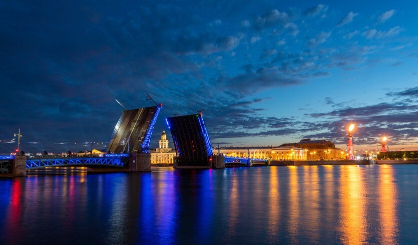 Санкт-Петербург. Развод Дворцового моста с праздничной подсветкой на фоне Кунсткамеры и зажженных Ростральных колонн – водные экскурсии по рекам и каналам от 1750 рублей