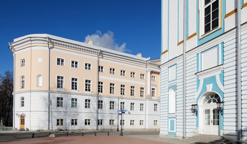 Царскосельский лицей и Екатерининский парк — фото № 2 — Фотобанк Лори / Дмитрий Неумоин  Царскосельский лицей и Екатерининский парк — Автобусные загородные