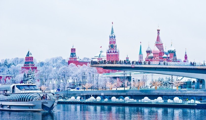 Речная яхта на фоне собора Василия Блаженного – туры в Москву от 6550 рублей  – туры в Москву от 6550 рублей