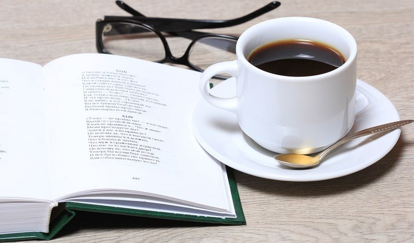 Чашка кофе и книга на столе – музеи от 1250 рублей