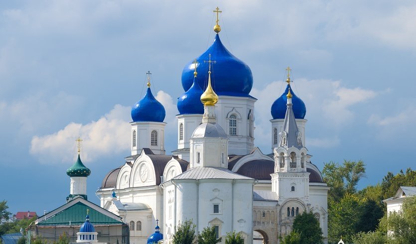 Вид на Рождественскую церковь и Собор Боголюбской иконы Божией Матери в Боголюбском женском монастыре – туры по Золотому кольцу от 25900 рублей  Вид на Рождественскую церковь и Собор Боголюбской иконы Божией Матери в Боголюбском женском монастыре – туры по Золотому кольцу от 25900 рублей
