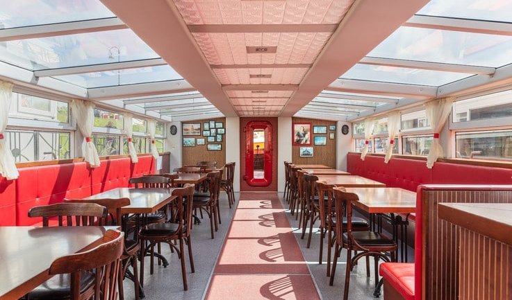 Основной зал – аренда теплохода в СПб от 9000 рублей