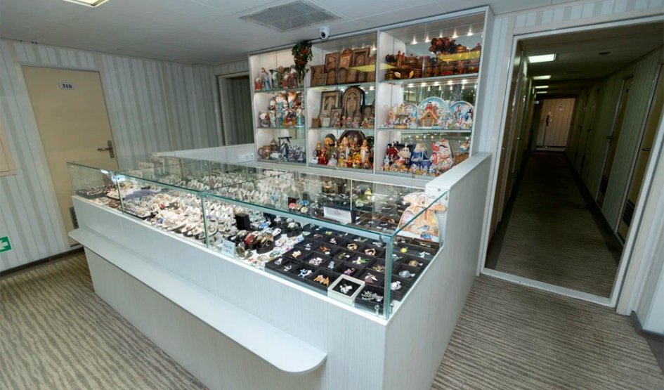 Сувенирный киоск на средней палубе Сувенирный киоск на средней палубе