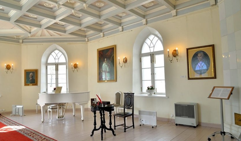 Белый зал Приоратского дворца – новогодние программы для школьных групп от 890 рублей