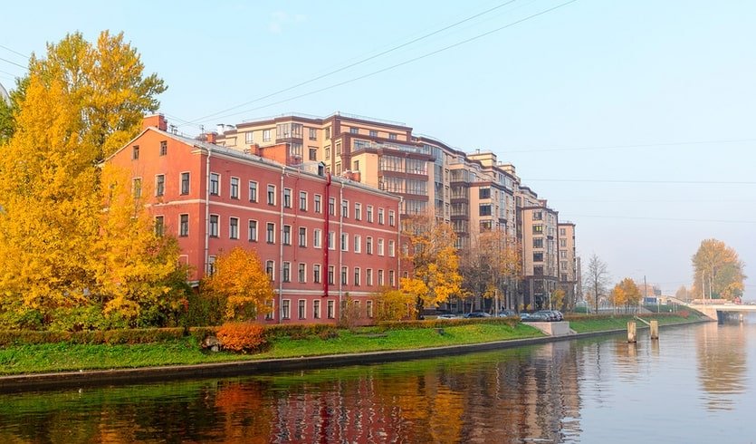 Река Ждановка. Жилые дома на набережной – пешеходные экскурсии от 800 рублей