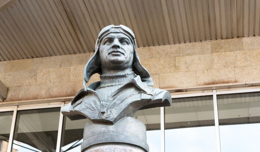 Валерий Чкалов. Бюст у станции метро «Чкаловская» – пешеходные экскурсии от 600 рублей Валерий Чкалов. Бюст у станции метро «Чкаловская» – пешеходные экскурсии от 600 рублей