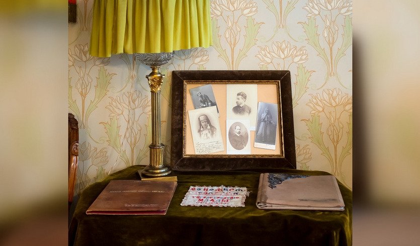 Столик с памятными подарками композитору - Сборные экскурсии для школьников в Санкт-Петербурге