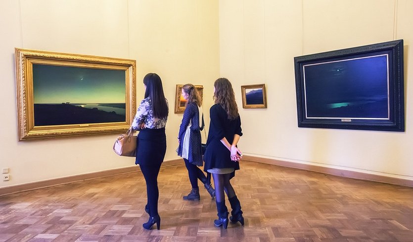 Посетители рассматривают картины Куинджи – интерьерные экскурсии от 1800 рублей