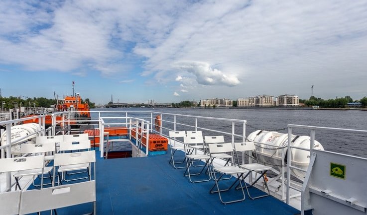 Открытая верхняя палуба – аренда теплохода в СПб от 17000 рублей