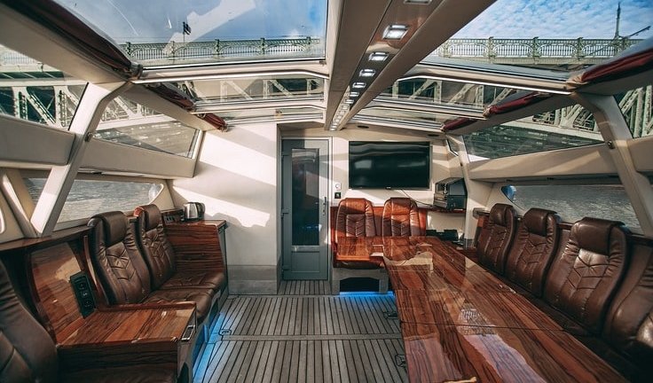 Яхта внутри – аренда катера в СПб от 6000 рублей