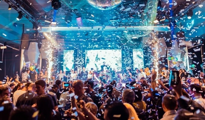 Конфетти на рок-концерте — новогодние корпоративы от 3320 рублей